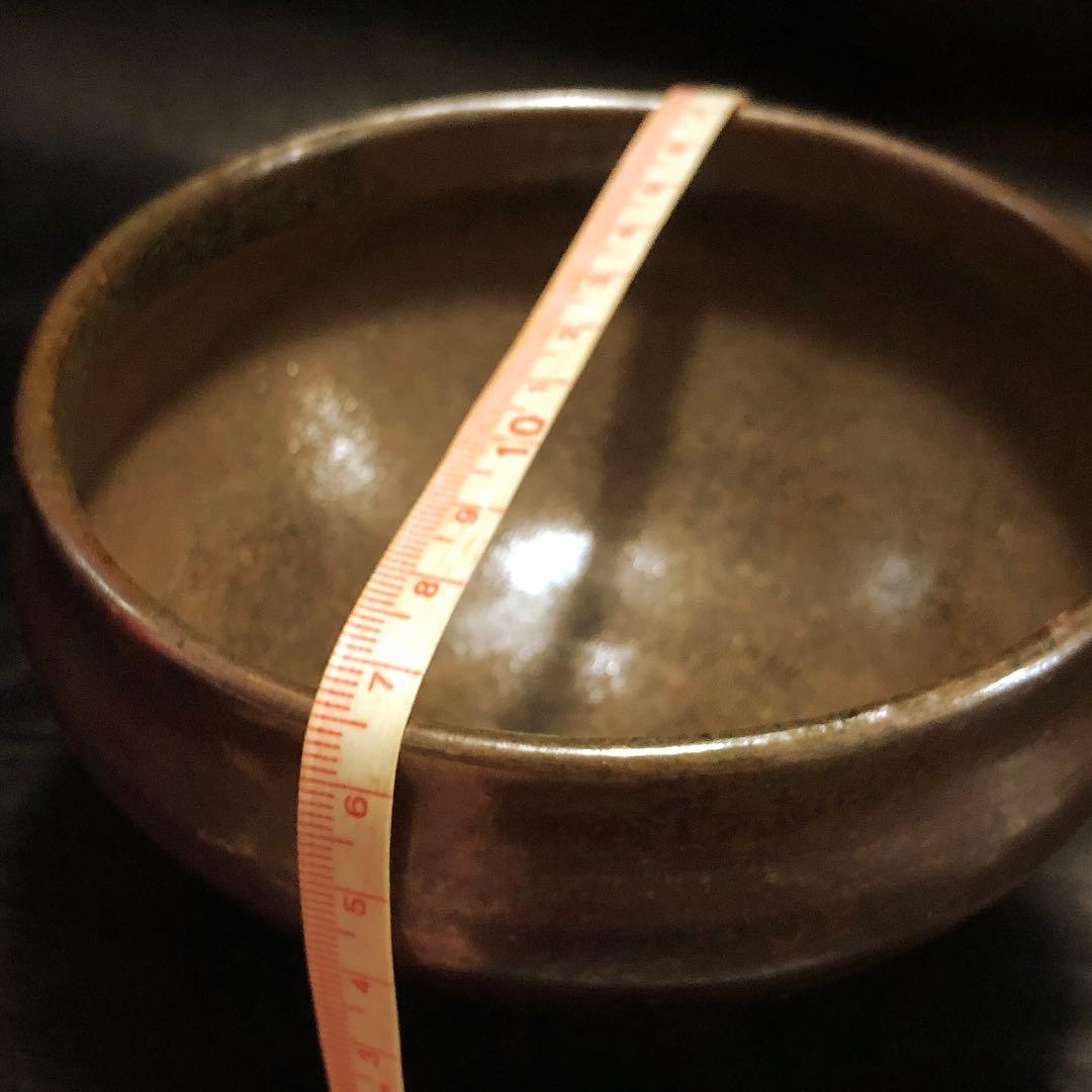 美しい古美術◆蔵から釉薬の垂れがある焦げ茶色の抹茶茶碗が出て来ました。