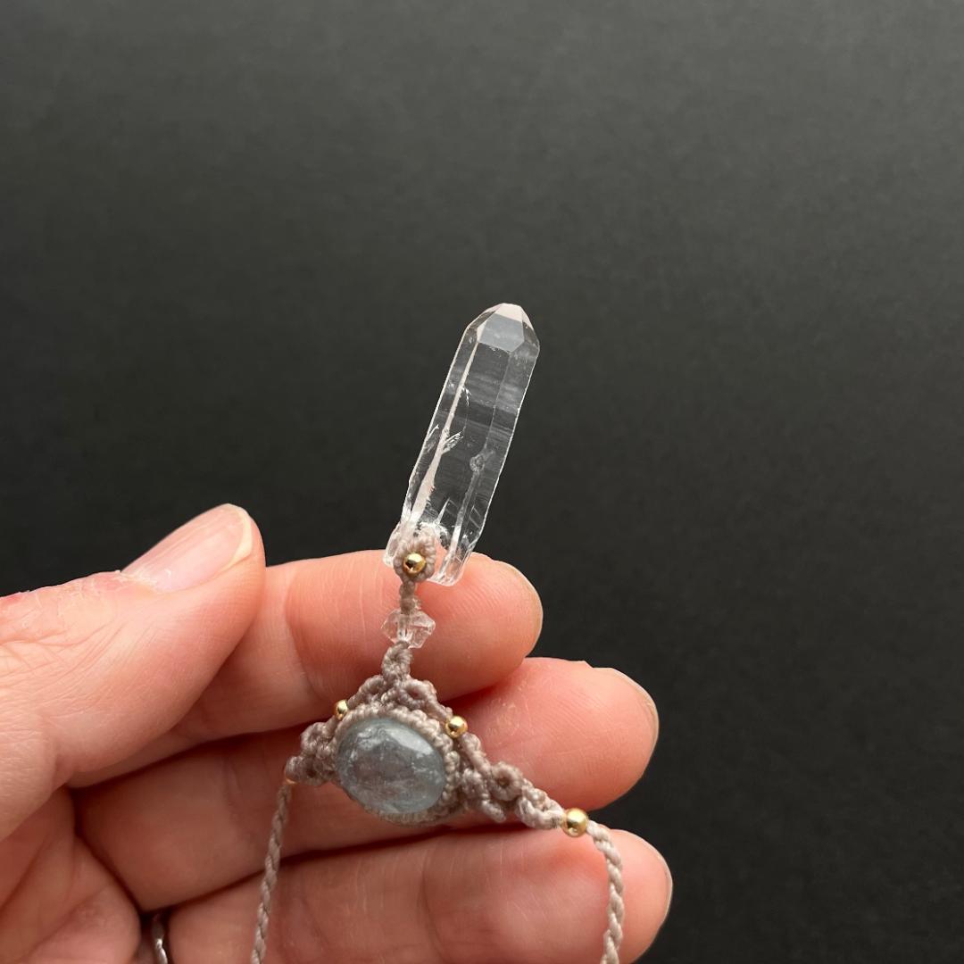 ヒマラヤ産クリスタル+アクアマリンのマクラメ編み 天然石ネックレス