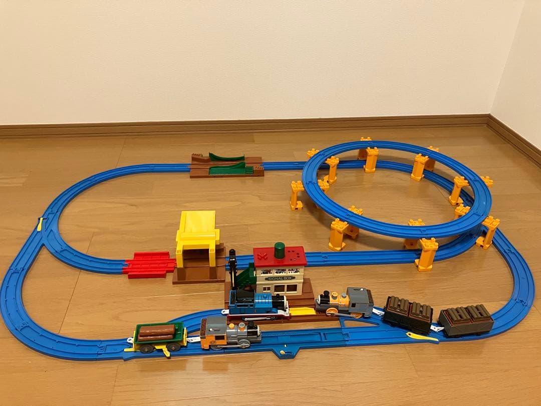 プラレール トーマス&バッシュの丸太つみおろしセットとプラレール ダッシュ