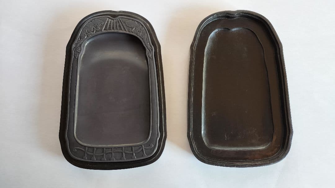 唐硯 (彫刻模様入り、硯箱入り)