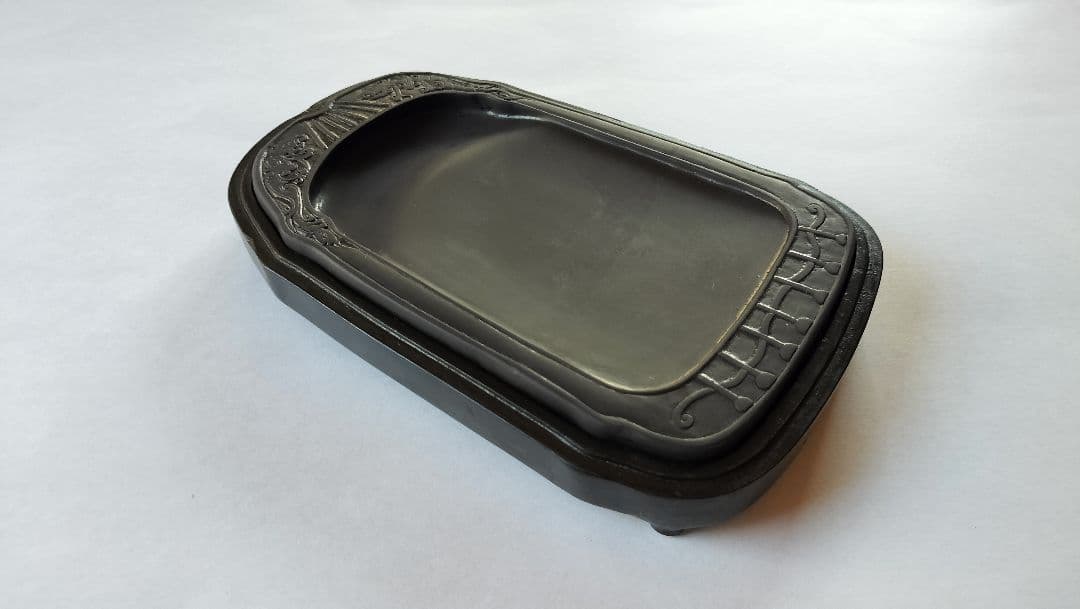 唐硯 (彫刻模様入り、硯箱入り)