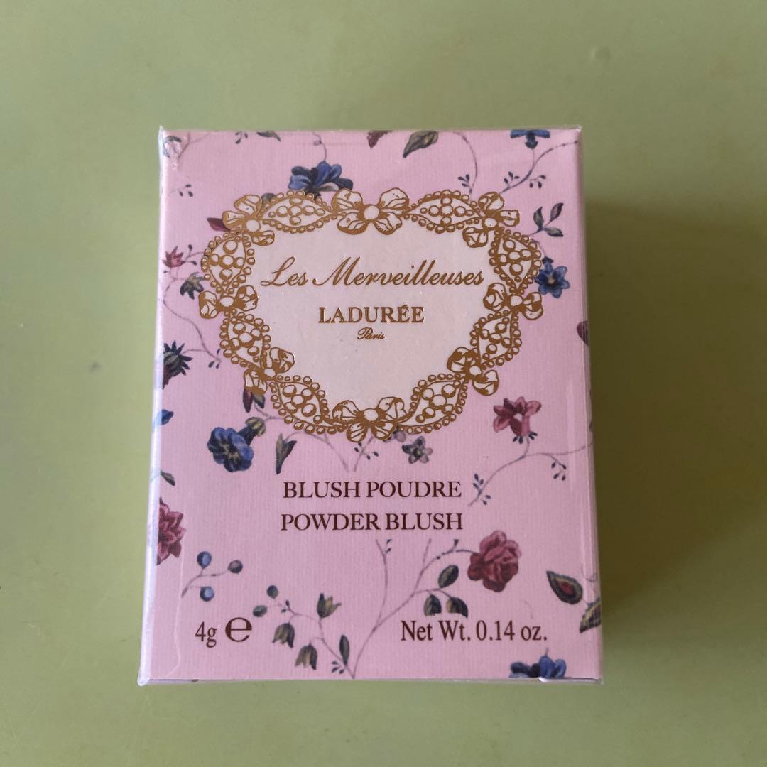 新品未使用✨レ・メルヴェイユーズ ラデュレ パウダーブラッシュ04 ラベンダー