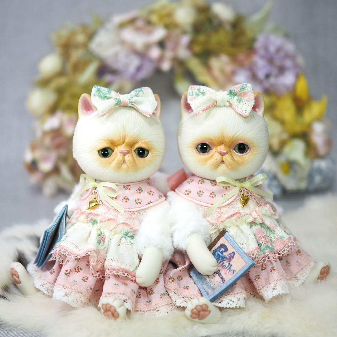 ねこちゃんドール♡双子ちゃん ピンクの小花ワンピースドレス（右側の子）