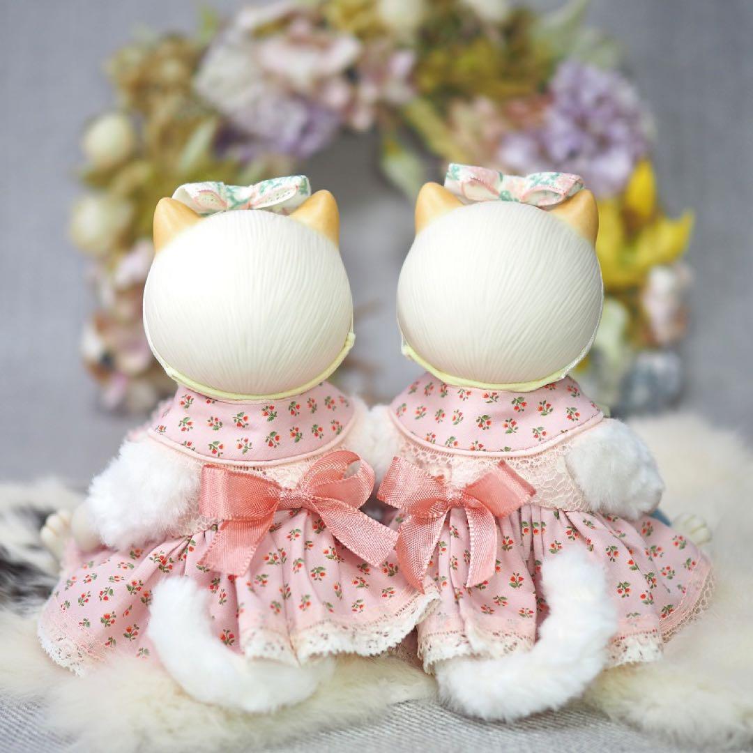 ねこちゃんドール♡双子ちゃん ピンクの小花ワンピースドレス（右側の子）