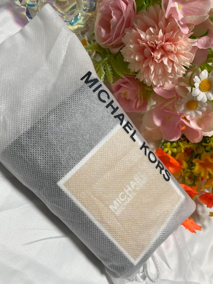 バ*。様 ❤️[新品、未使用]❤️Michael Kors 二つ折りシグネチャー