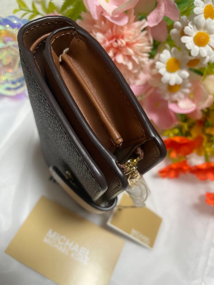 バ*。様 ❤️[新品、未使用]❤️Michael Kors 二つ折りシグネチャー
