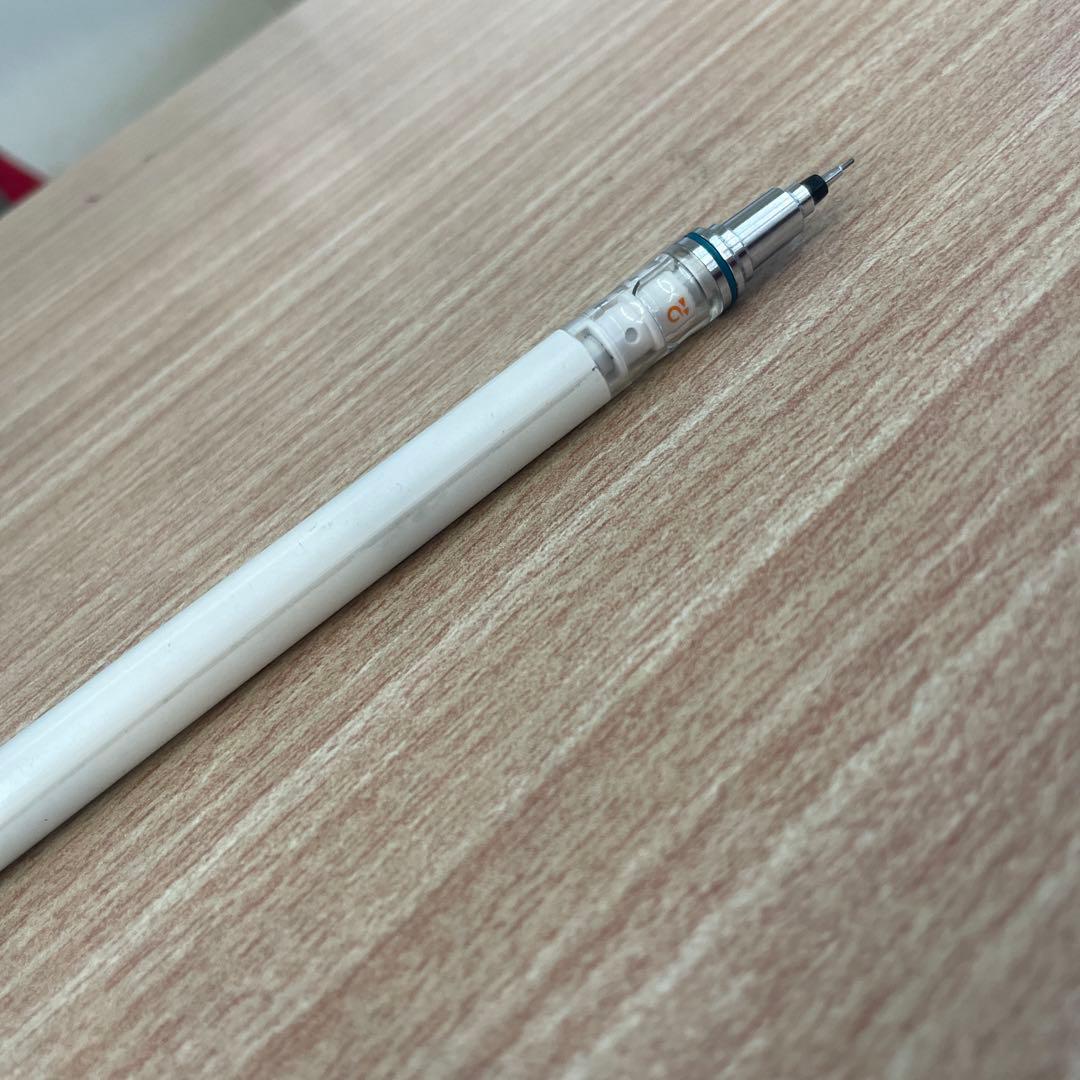 使い古したシャーペンですがまだまだ現役です