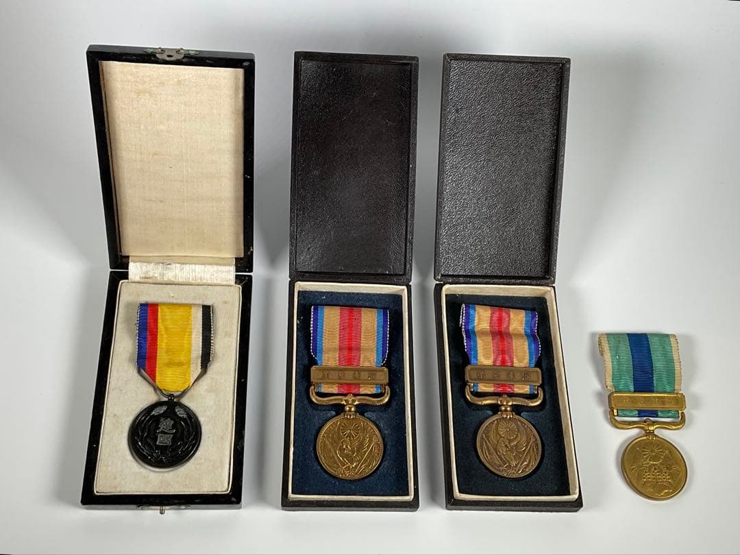 大満洲国建国功労章　支那事変従軍記章　日露戦争従軍記章　計４点 勲章 記章