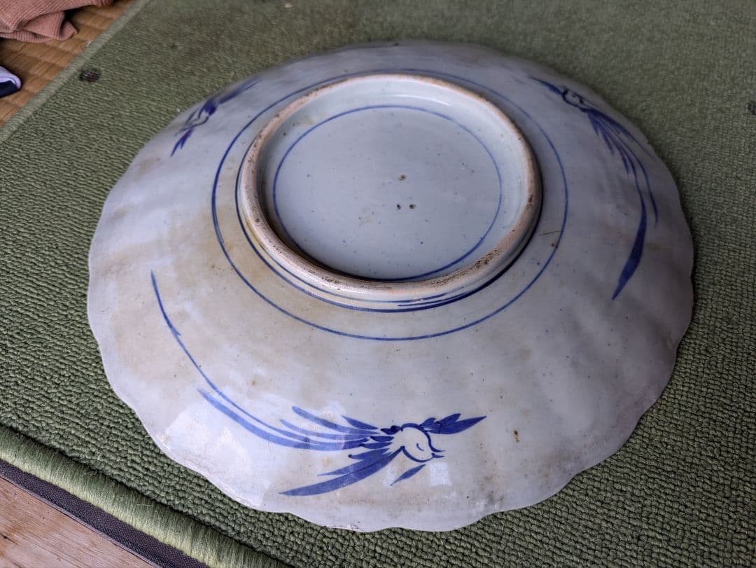 色鮮やかな花柄の陶器皿