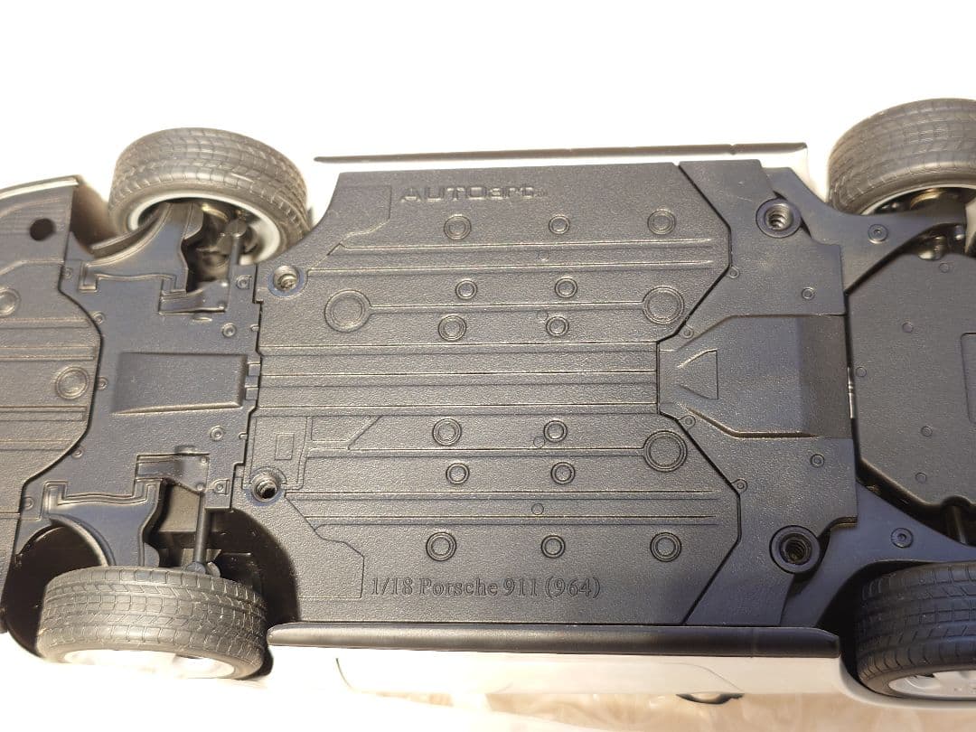 ポルシェ 911 カレラ ホワイト 1/18 オートアート 一部欠けあり