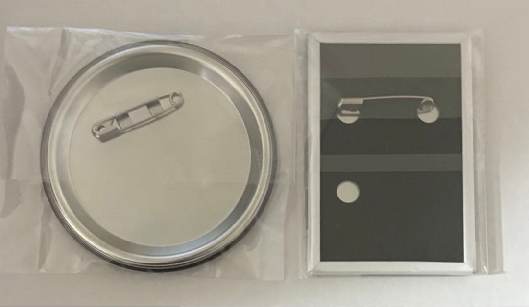 名探偵コナン　スクエア缶バッジ　ジン　雑誌風　ユニバーサルジャパン