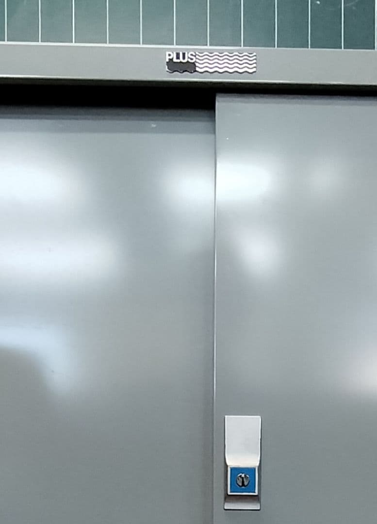 プラス製スチールキャビネット2棚 ＆ガラス扉 3棚　鍵付き2点セット中古