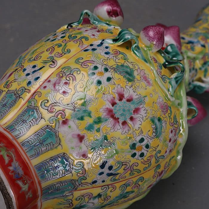 清乾隆粉彩万花堆彫九桃花瓶  景徳鎮  陶磁器 装飾品 現代工芸品 美術品 置物