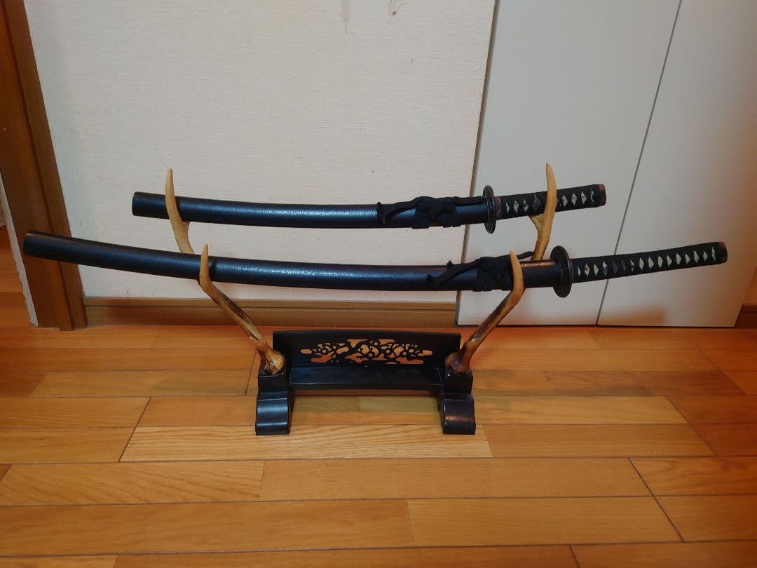 模造刀　二振り　台座付き