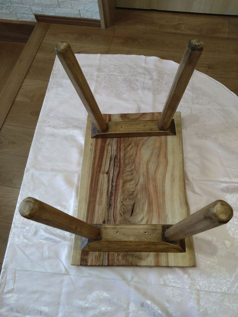 楠（くす）のテーブル⑲　耳付き楠の木の一枚板の模様が綺麗なテーブル