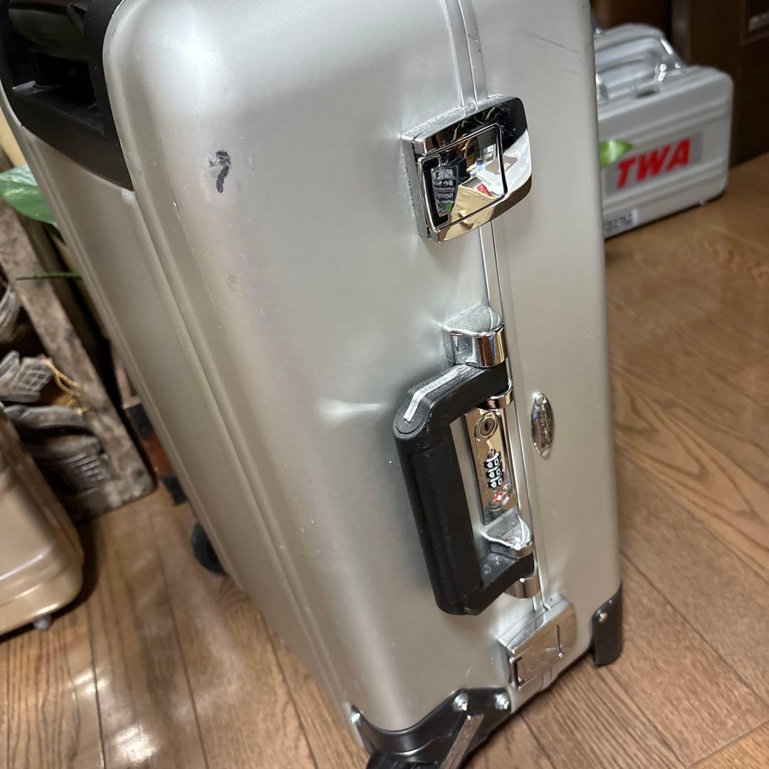 無骨でかっこいい！ゼロハリバートン　アルミ製スーツケース　機内持ち込み可