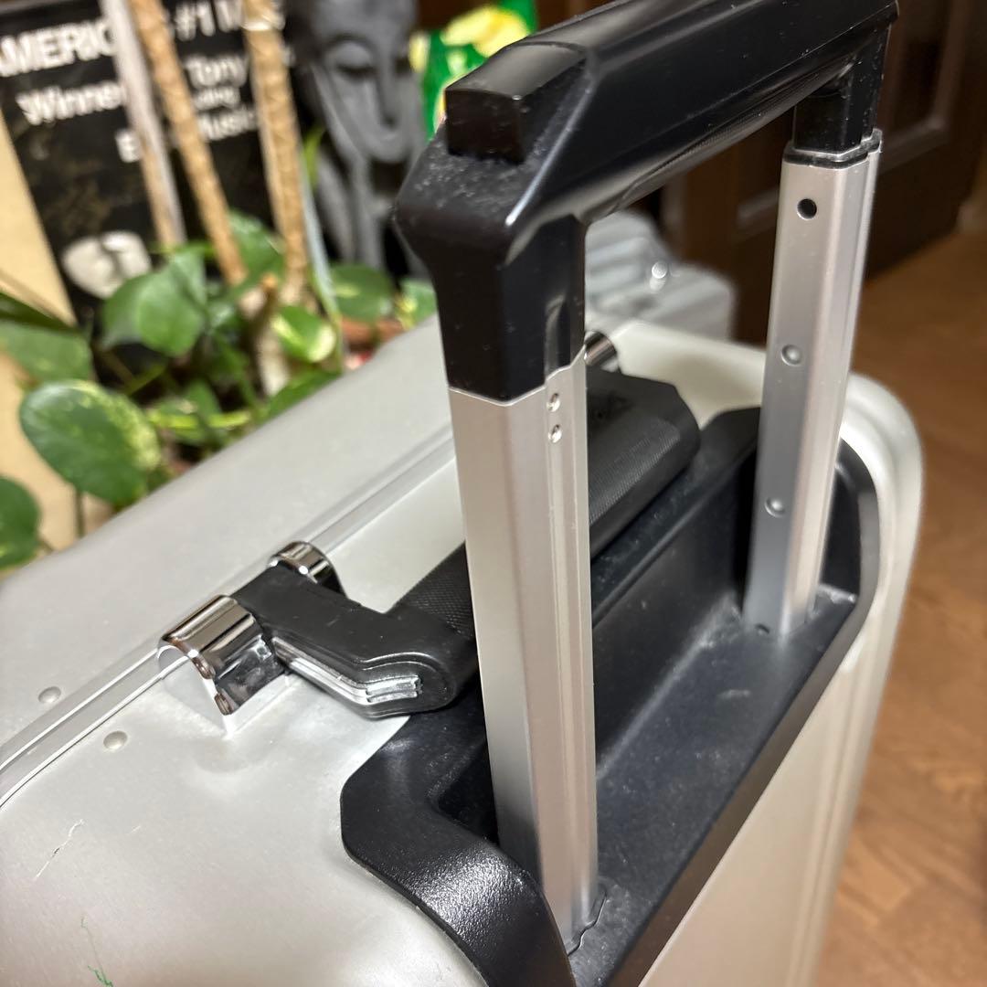 無骨でかっこいい！ゼロハリバートン　アルミ製スーツケース　機内持ち込み可