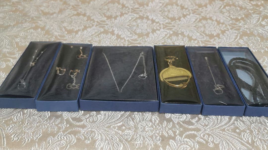 ハローキティ アクセサリー チャーム　コレクション　80個 + フレーム