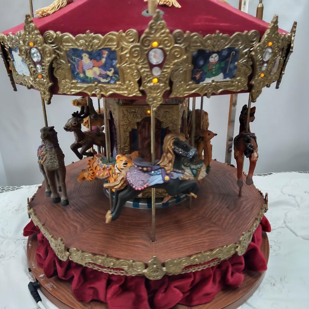 カルーセル　回転木馬　大きなメリーゴー ラウンド
