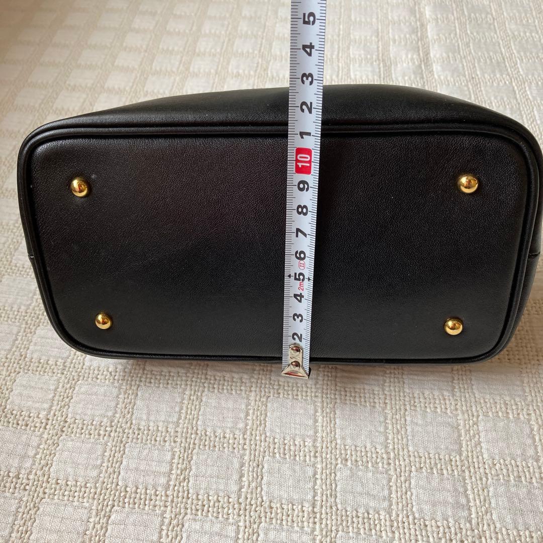 黒いレザーハンドバッグ ゴールド金具
