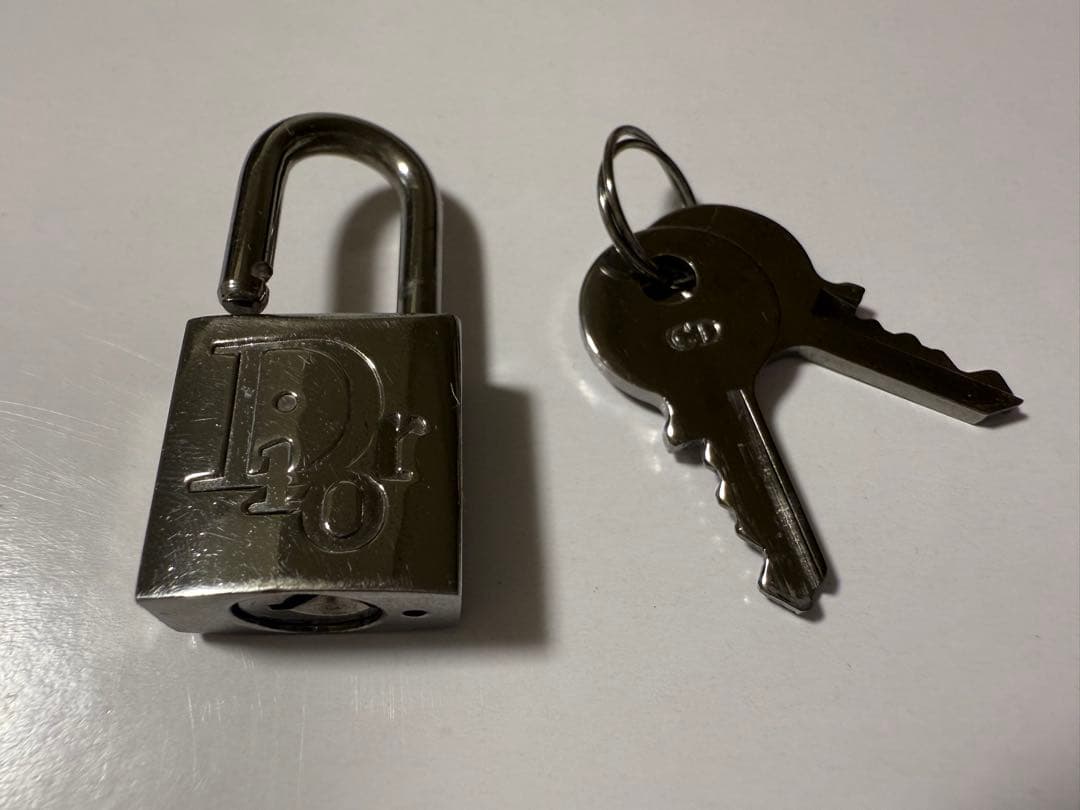 Dior 手帳カバー ロゴ入り 鍵付き