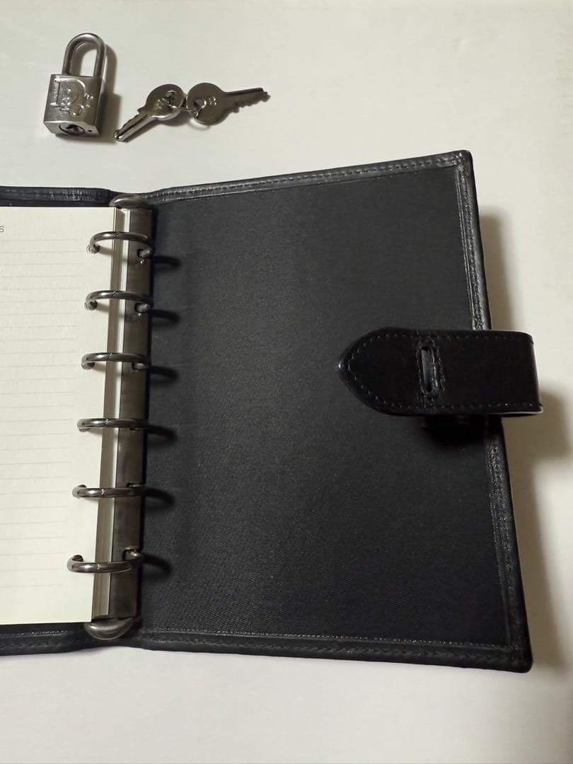 Dior 手帳カバー ロゴ入り 鍵付き