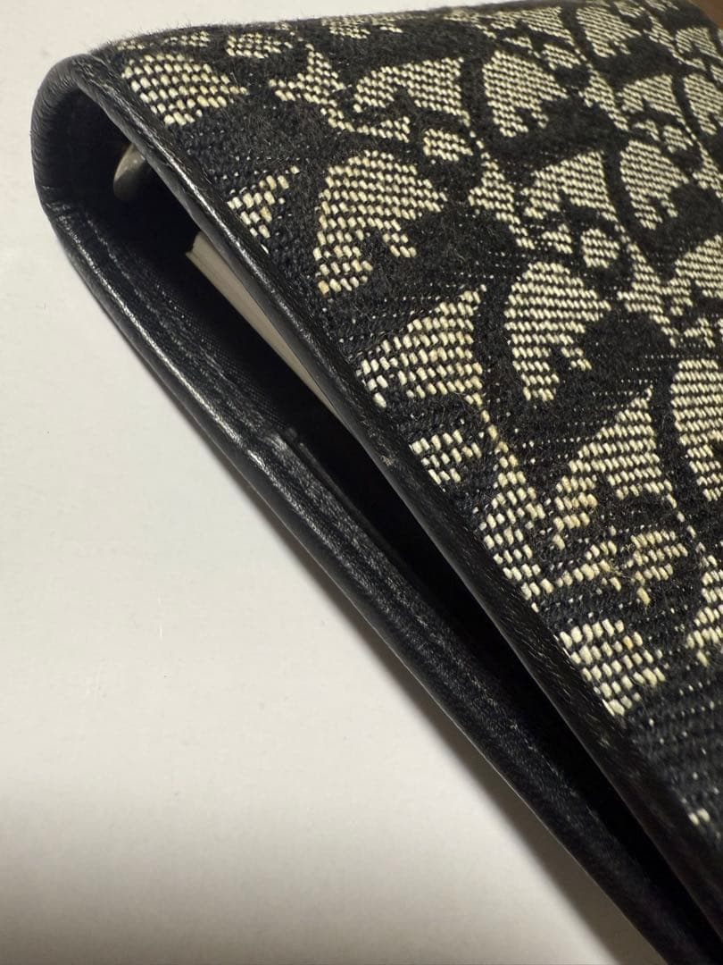 Dior 手帳カバー ロゴ入り 鍵付き