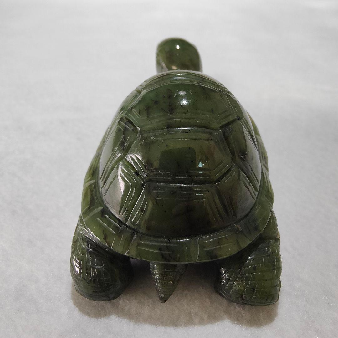 13 亀　軟玉翡翠（ネフライト）で作った亀　天然石　彫刻　翡翠　ヒスイ　亀　かめ