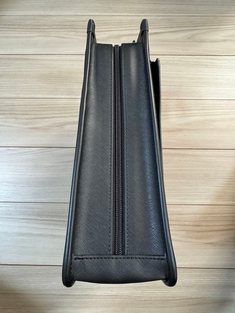 最終価格‼️ほぼ新品！タケオキクチ2wayビジネスバッグブラックA4収納 自立