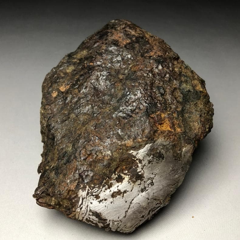 隕石 鉄隕石　アルタイ隕石　原皮付き　ナチュラル　原石　重さ約975ｇ　立て付き