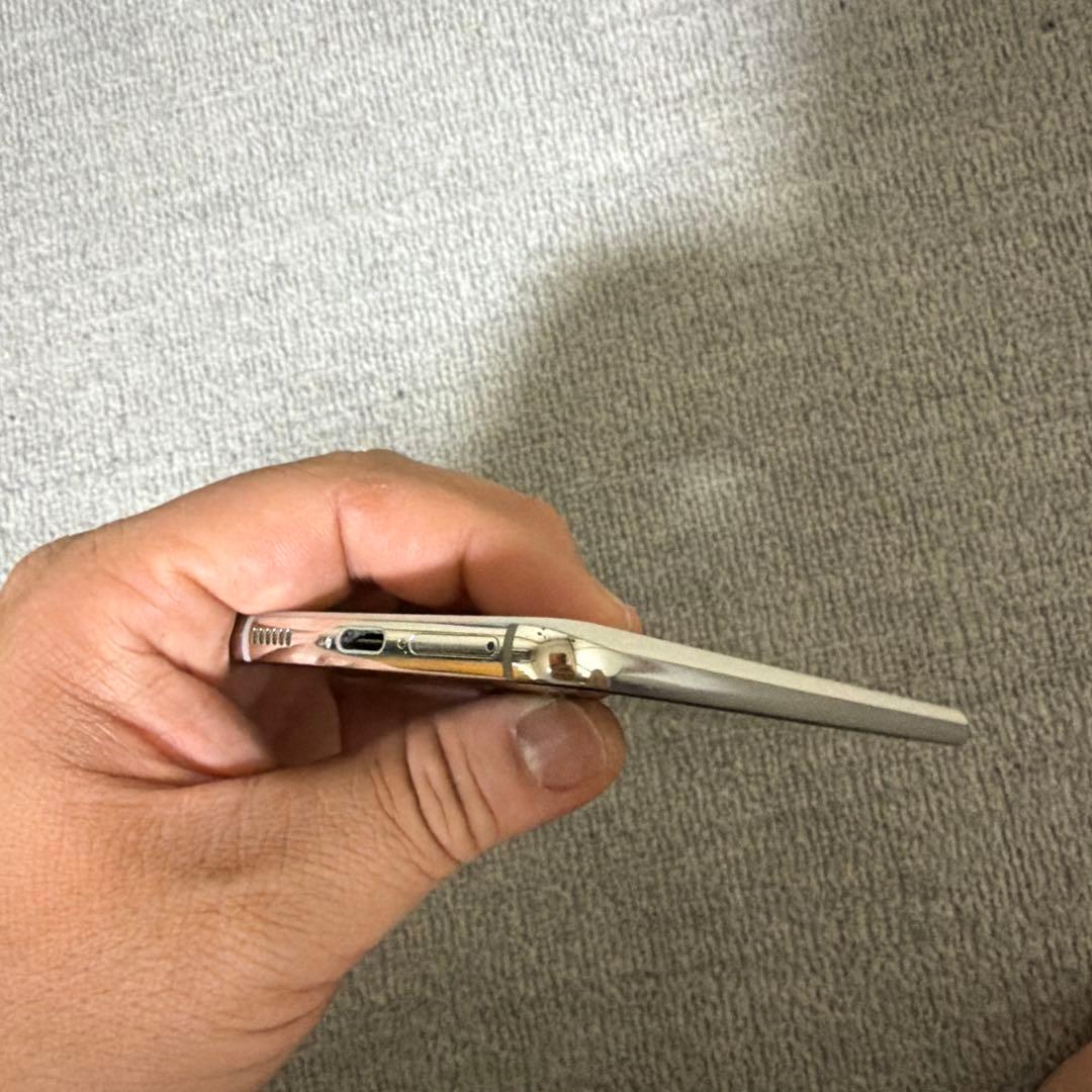 中古品　スマートフォン本体及び付属品一式（SIMロック解除済み、初期化済み）