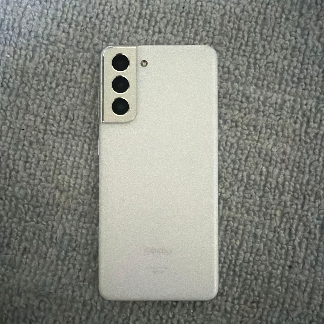 中古品　スマートフォン本体及び付属品一式（SIMロック解除済み、初期化済み）