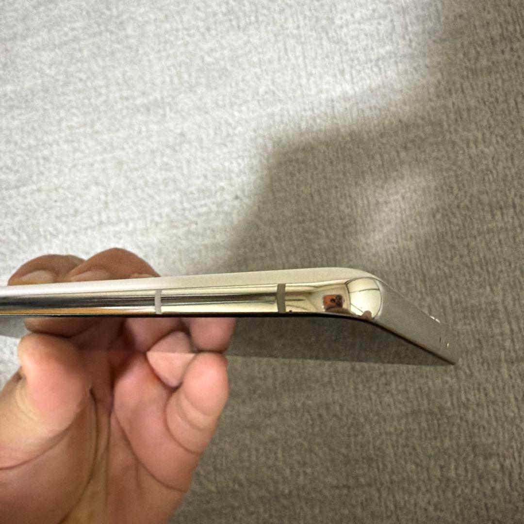 中古品　スマートフォン本体及び付属品一式（SIMロック解除済み、初期化済み）