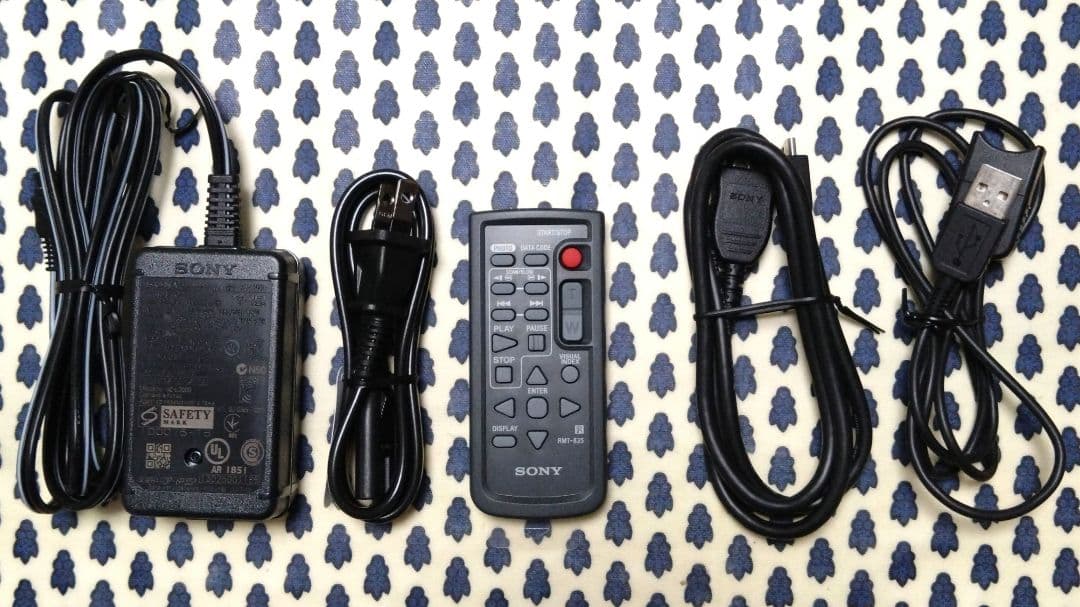 SONY HDR-PJ630V ビデオカメラ本体、バッテリー2個備品あり　三脚付