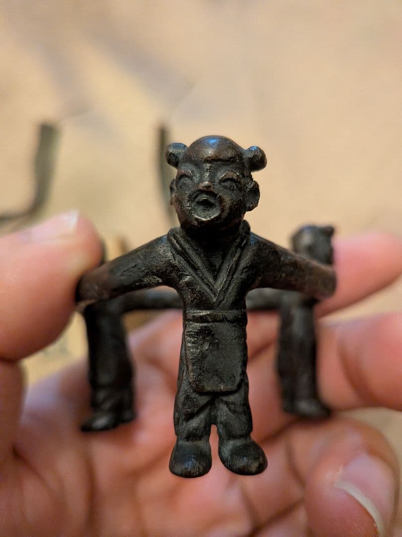 金属製人形デザイン工芸品 木箱付き