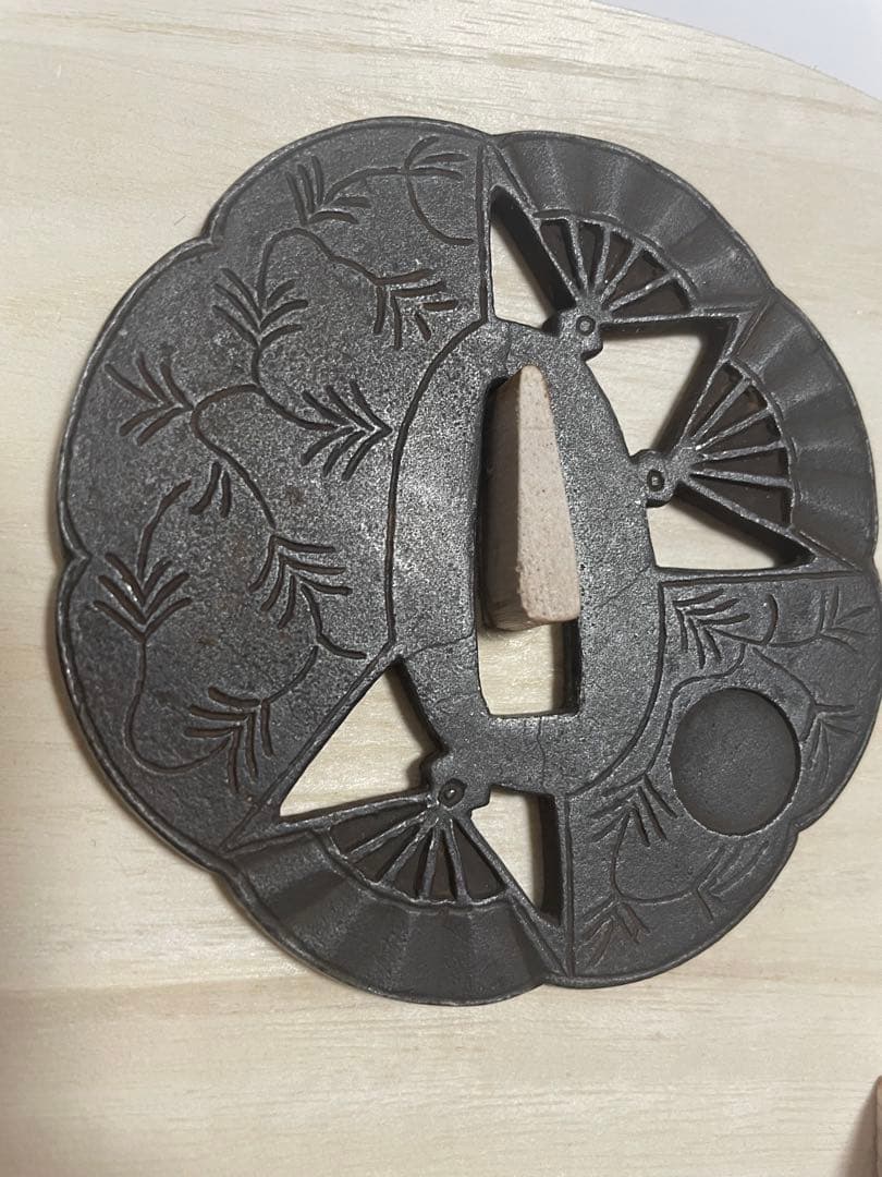 鉄地扇文透かし鍔　鍔飾り付き