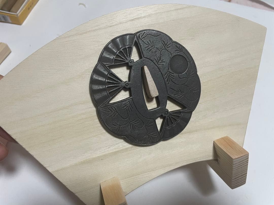 鉄地扇文透かし鍔　鍔飾り付き