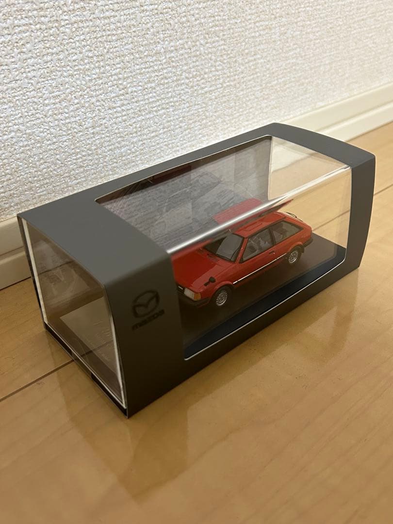 Mazda familia 1/43スケールモデル 赤