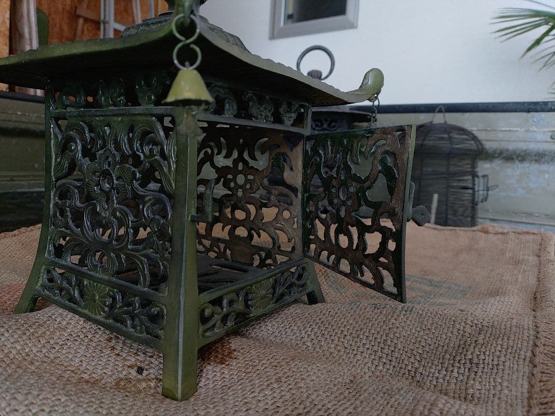 吊り灯籠　唐草紋　　アンティーク　雑貨　骨董　吊灯籠　灯り　照明　庭　インテリア