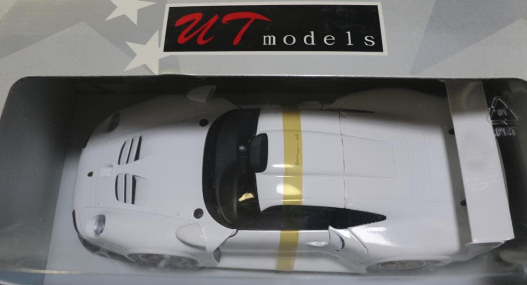 貴重　UTモデルズ製 ポルシェ９１１ＧＴ１　白　１／１８　中古品
