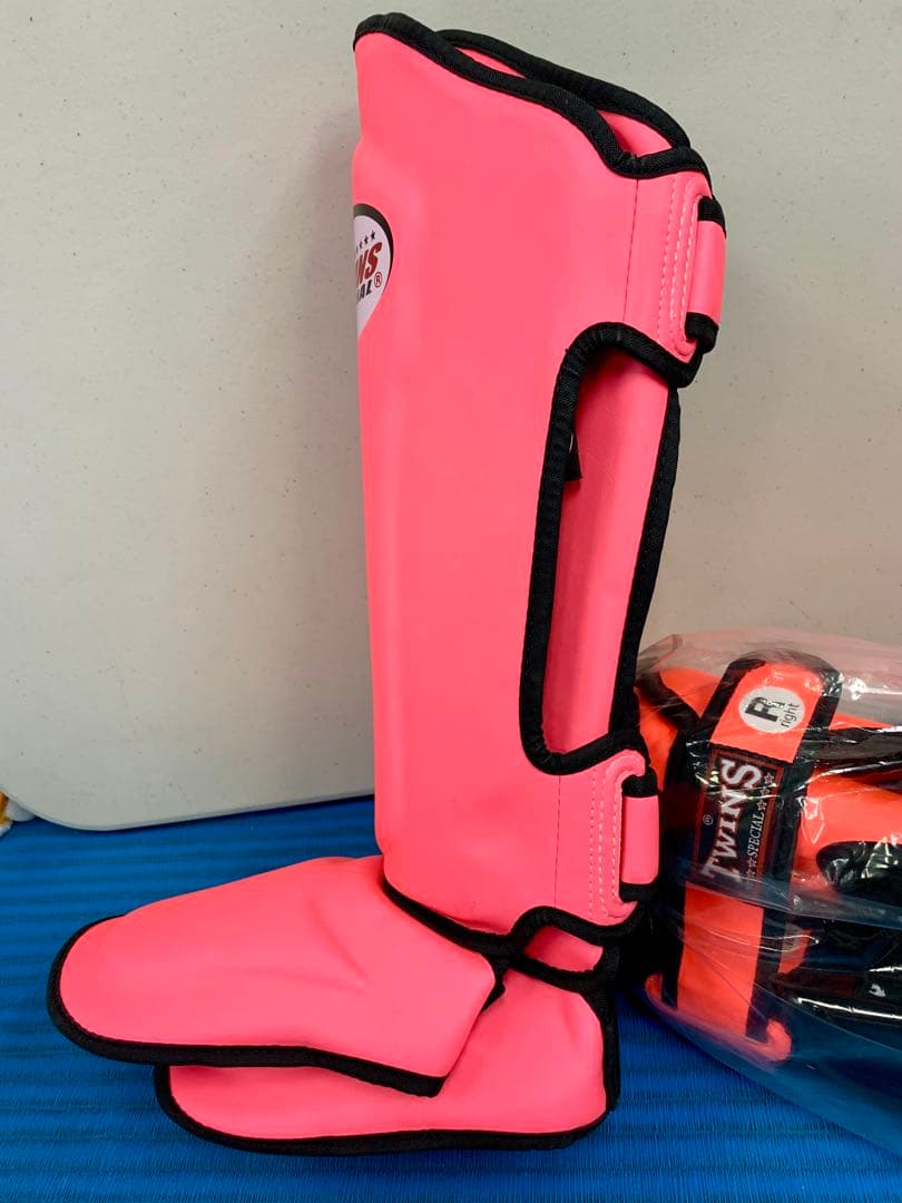 女性に人気 蛍光ピンク M 軽量 レガース ツインズ twins 脛当て