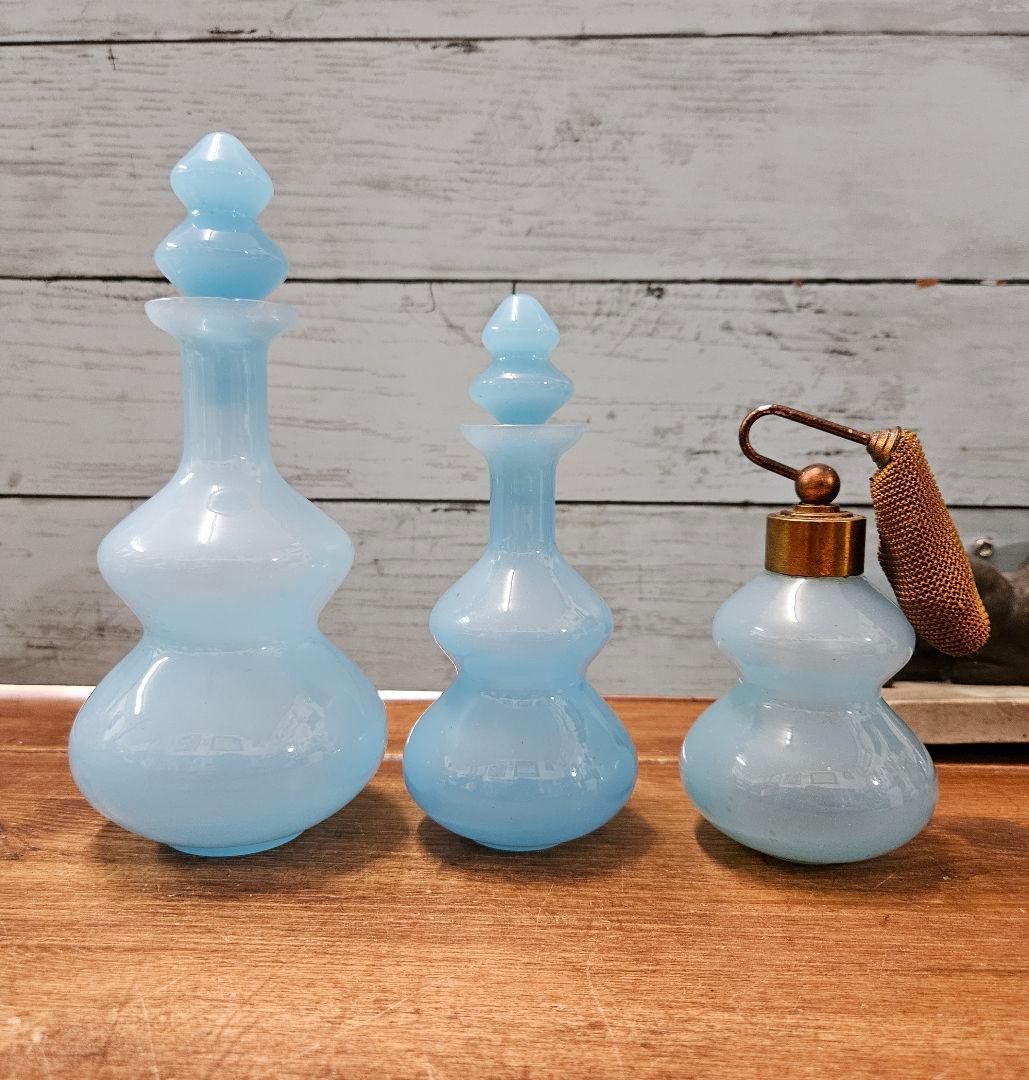 フランスアンティーク オパリンガラスの香水瓶 3本セット ボトル 蓋付き