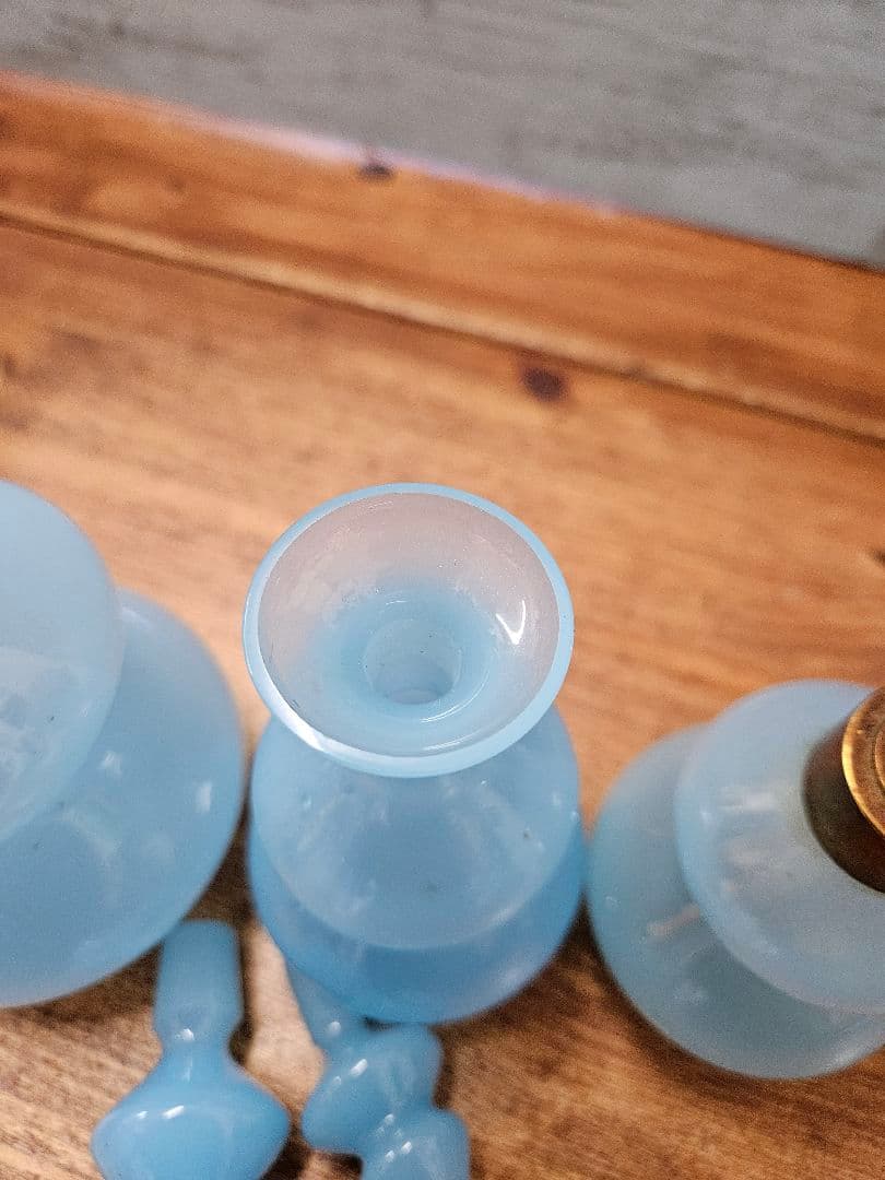フランスアンティーク オパリンガラスの香水瓶 3本セット ボトル 蓋付き