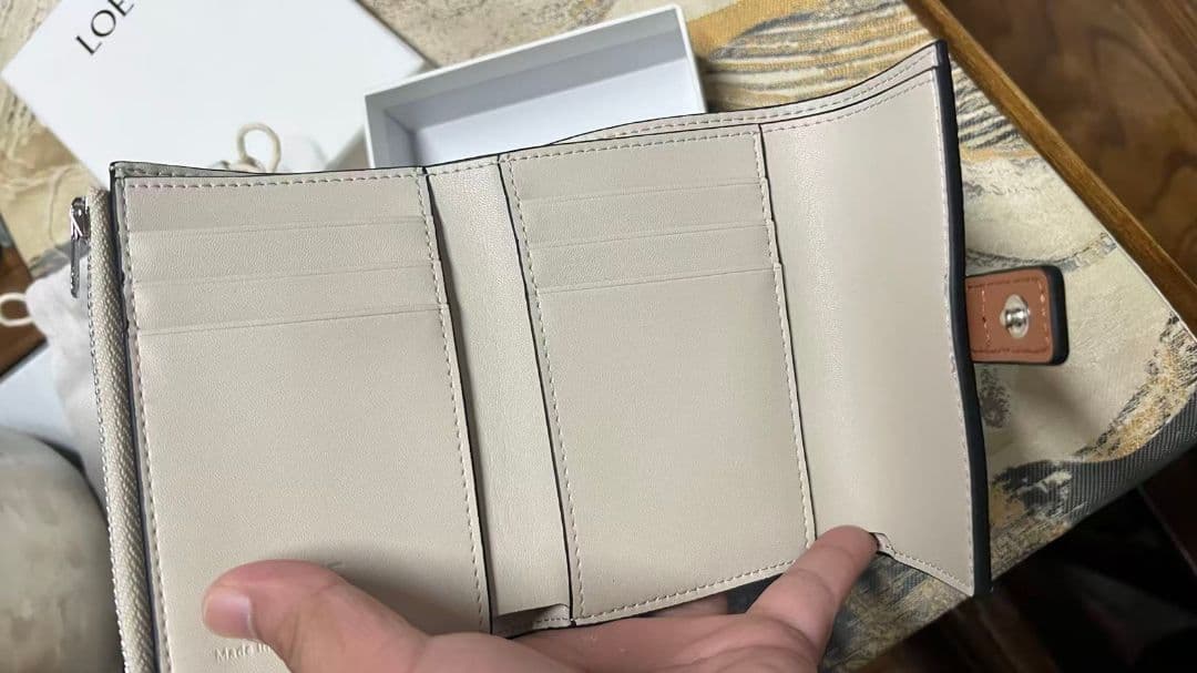 LOEWE レザー財布（グリーン）