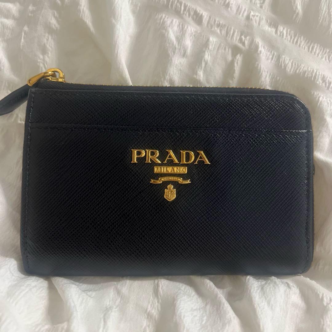 美品 プラダ ケース コンパクトウォレット ブラック サフィアーノレザー