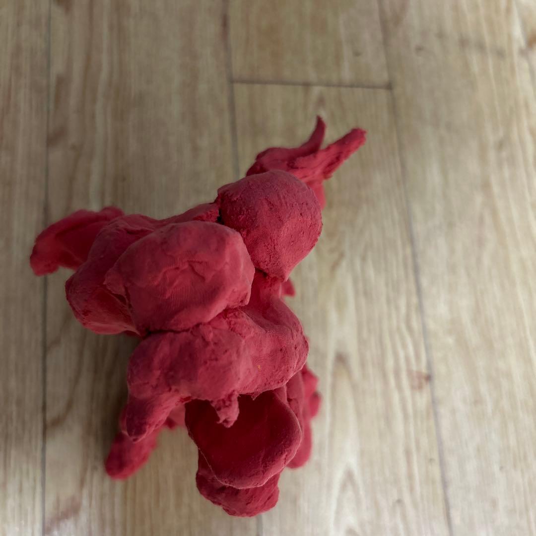 赤い粘土フィギュア