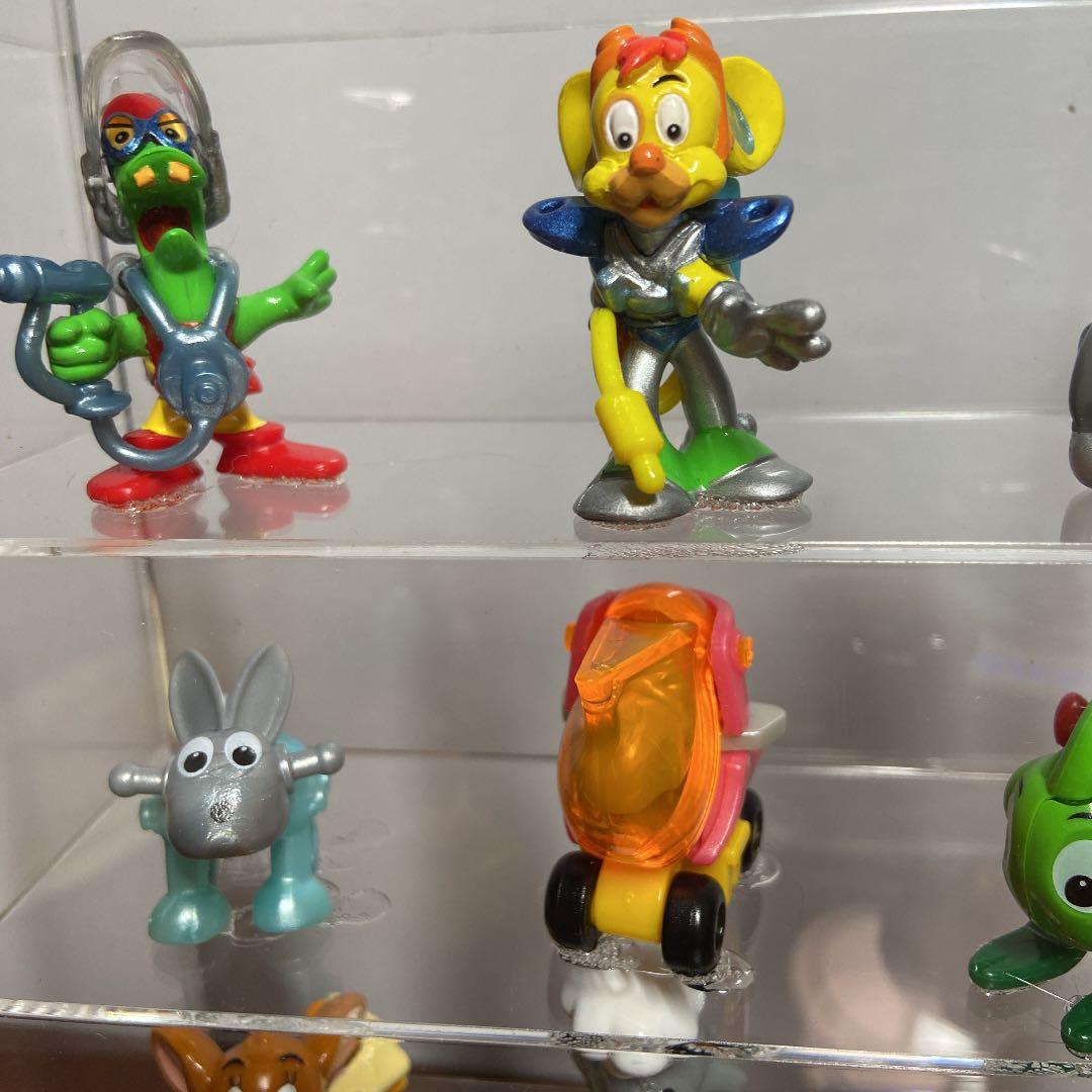 キンダーサプライズおもちゃ12個アクリルケース入り