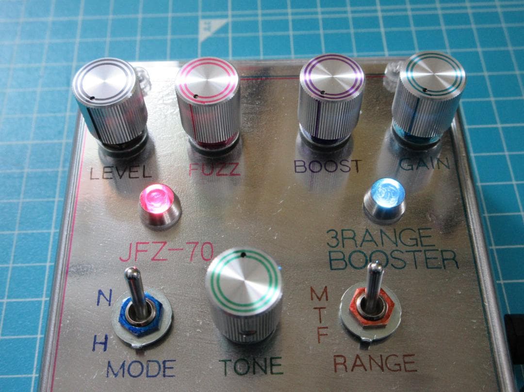 ファズとブースターがセットになったエフェクター