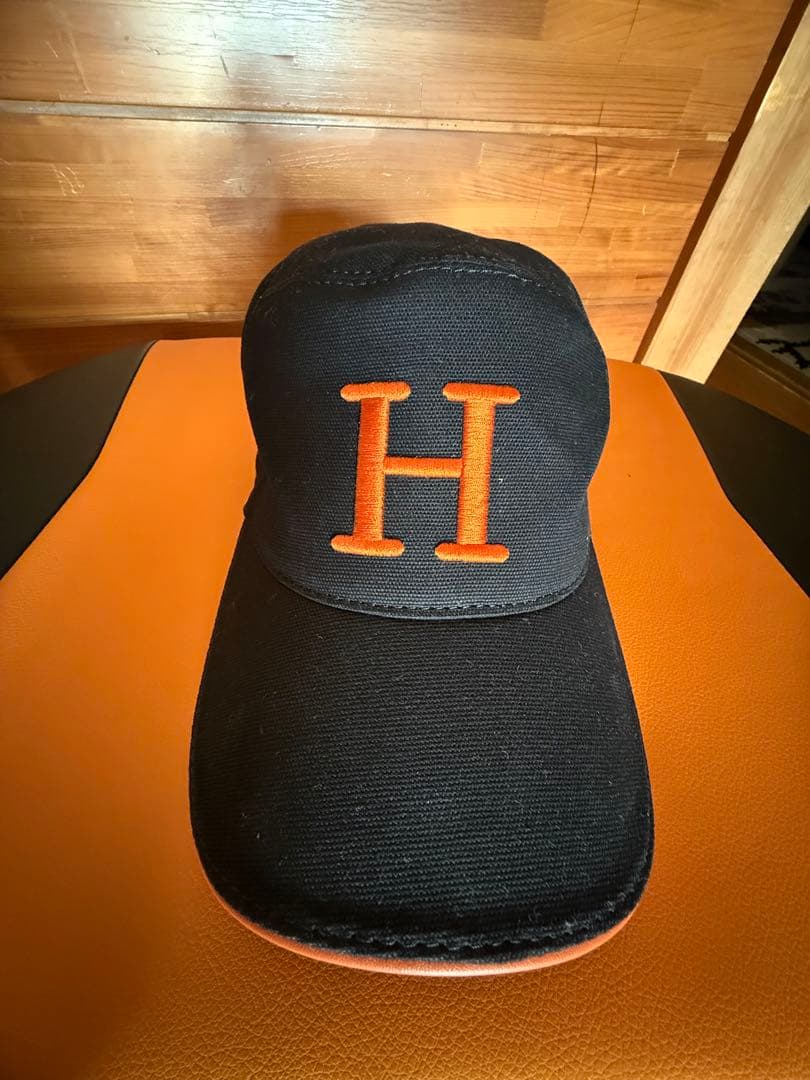 HERMES Hロゴ ベースボールキャップ 黒/オレンジ