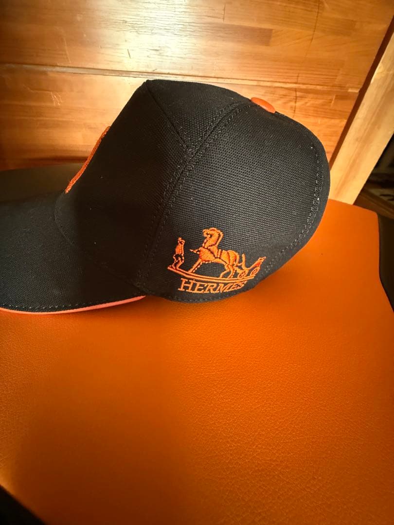HERMES Hロゴ ベースボールキャップ 黒/オレンジ
